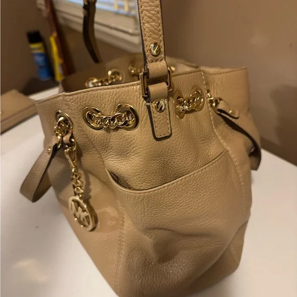 Michael Kors Tan Leather Shoulder Bag with Gold Hardware - Picture 5 of 6